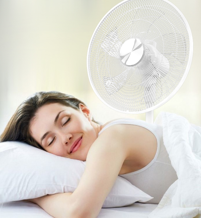 Mujer durmiendo con ventilador de pie ultra silencioso Grunkel